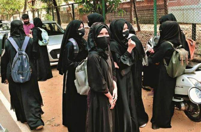 امتحانی مراکز میں طالبات کا برقع اتروانے کا معاملہ، چیئرمین میٹرک بورڈ نے نوٹس لے لیا