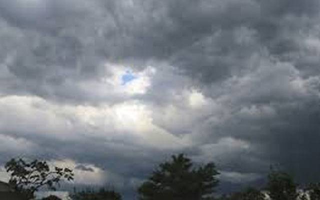بادلوں نے اُفق پر ڈیرے، لاہور میں بارش کا امکان 