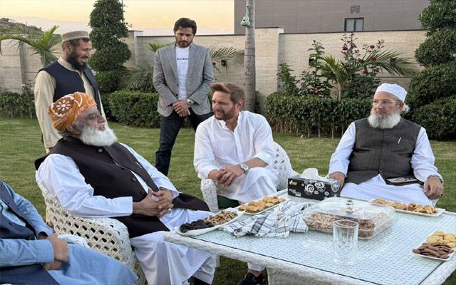 مولانا فضل الرحمان کی شاہد آفریدی سے ملاقات، سیاسی و سماجی صورتحال پر تبادلہ خیال 