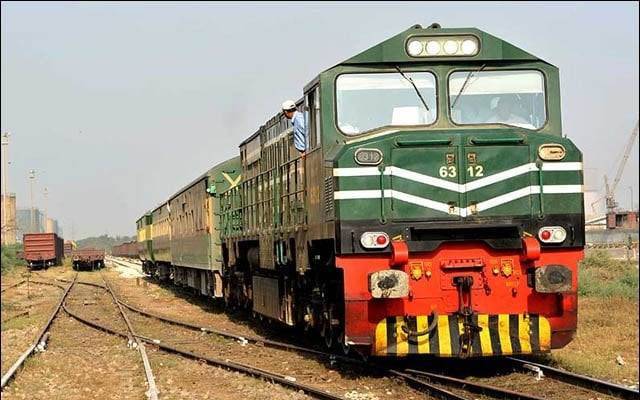  کراچی سے پشاور جانے والی رحمان بابا ایکسپریس کے انجن میں اچانک آگ بھڑک اٹھی