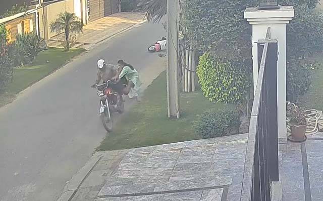 نواب ٹاؤن: سکوٹی چلاتی لڑکی سے ڈاکوؤں نے موبائل فون چھین لیا، مقدمہ درج