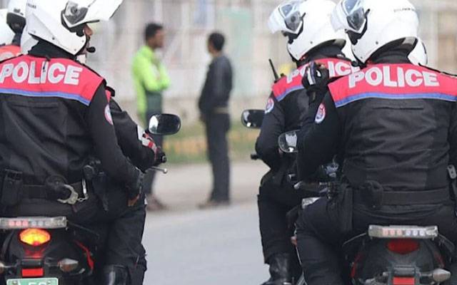  ڈولفن فورس کے اہلکار رنگ روڈ پر موٹرسائیکل چلاتے پکڑے گئے