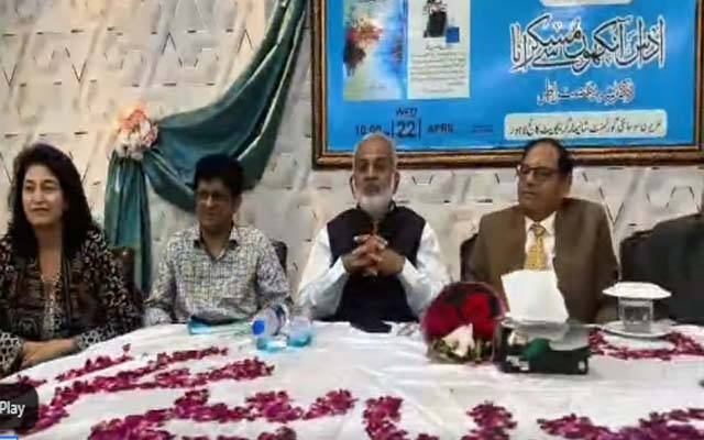 طلبا کے ہاتھوں میں کتب ؛ محفوظ مستقبل 