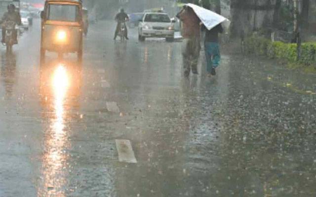 لاہور کے مختلف علاقوں میں رات گئے  بارش، موسم خوشگوار