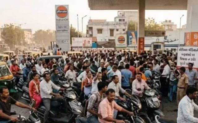 بھارت میں  پٹرول کی قلت کے باعث کئی پمپس بند