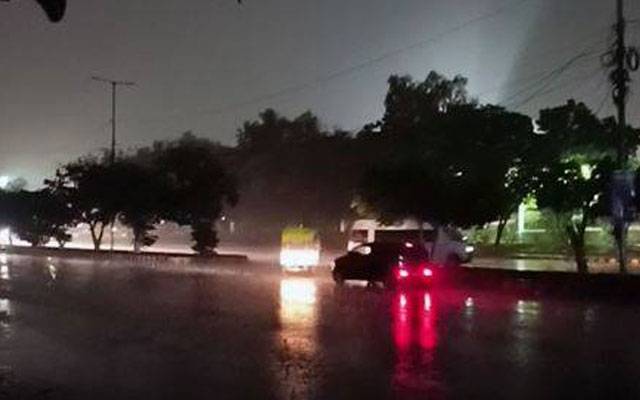 تیز ہواؤں کے ساتھ ہلکی بارش، لاہور کا موسم خوشگوار ہوگیا 