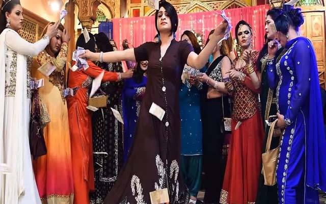 خواجہ سراؤں کی جانب سے روایتی’مبارکباد کی ویلیں‘مانگنا ناجائزقرار 