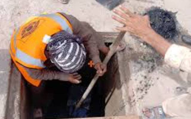 مین ہولز کی صفائی کے دوران حفاظتی کٹ، گیس ڈیٹیکٹرز کا استعمال لازم قرار