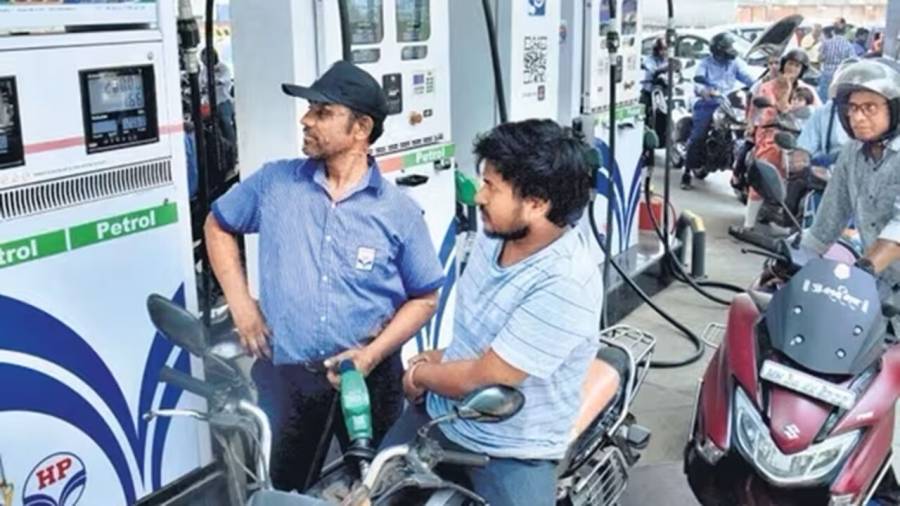 پیٹرول کی بڑھتی قیمتیں، ڈسکاؤنٹ ریٹ پر کہاں سے حاصل کریں؟جانیے