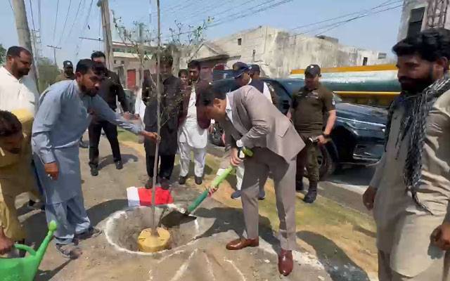 ڈی سی لاہور نے ہڈیارہ ڈرین کے کنارے شجرکاری مہم کے تحت پودا لگایا