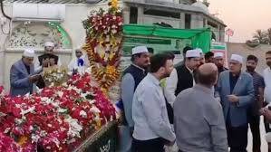 نائب وزیراعظم اسحاق ڈار کی داتا دربار آمد، ترقیاتی منصوبوں کا جائزہ