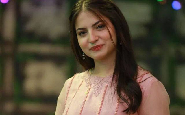 ''بولڈ لباس نہیں پہنا'' ،دنانیر مبین کی وضاحت نے نئی بحث چھیڑ دی