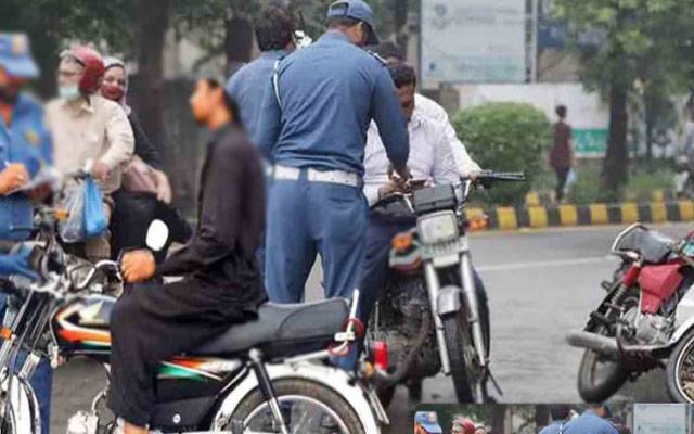 ماڈل روڈز پر انفورسمنٹ مہم، دو ہفتوں میں 33 ہزار سے زائد گاڑیوں کے خلاف کارروائیاں