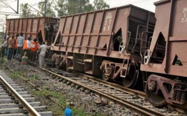  ٹھٹھہ کے قریب مال گاڑی کی 3 بوگیاں پٹڑی سے اتر گئیں