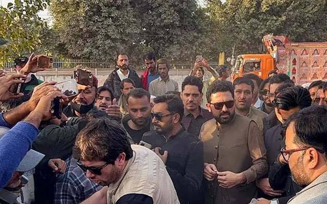 وزیر اعلیٰ خیبر پختونخوا سہیل آفریدی نےعمران خان کی بہنوں کیساتھ دھرنا دے دیا 