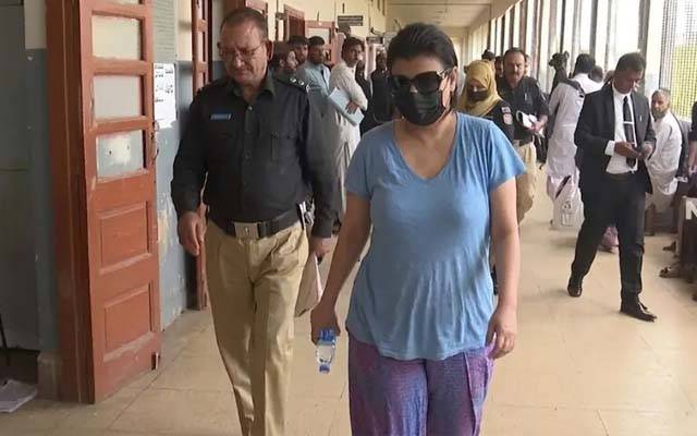 منشیات فروش ملزمہ انمول عرف پنکی کی بغیر ہتھکڑی عدالت پیشی ؛ایس ایچ او سمیت عملہ معطل 