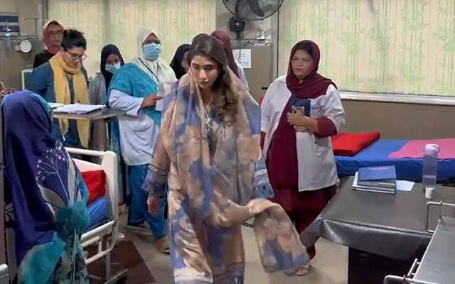 حنا پرویز بٹ کی زیادتی کی شکار بچی کی عیادت کے لئے جناح ہسپتال آمد