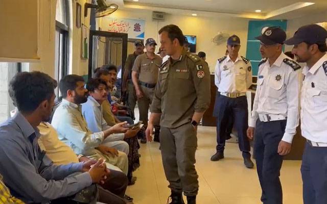 سی ٹی او لاہور کا لائسنسنگ سینٹر و ڈرائیونگ سکول گریٹر اقبال پارک کا اچانک دورہ