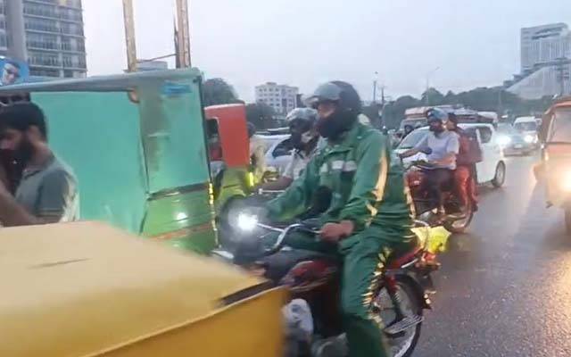 بارش کے بعد اہم شاہراہوں پر شدید ٹریفک جام