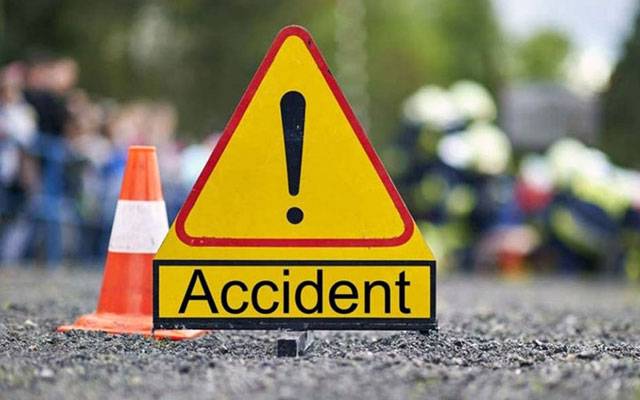 مال روڈ انڈر پاس میں تیز رفتار موٹر سائیکل سوار گاڑی سے ٹکرا کر شدید زخمی