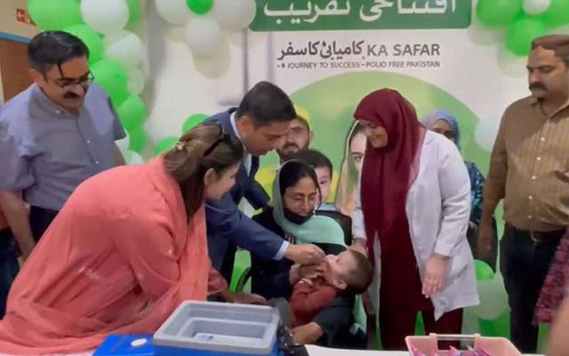 لاہور میں انسدادِ پولیو مہم، ڈپٹی کمشنر نے بچوں کو قطرے پلاکر افتتاح کیا