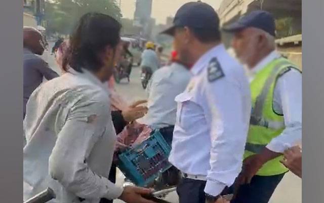 مزنگ:موٹرسائیکل سوار کیساتھ بیٹھی خاتون اور ٹریفک وارڈن کی ہاتھا پائی،وارڈن معطل