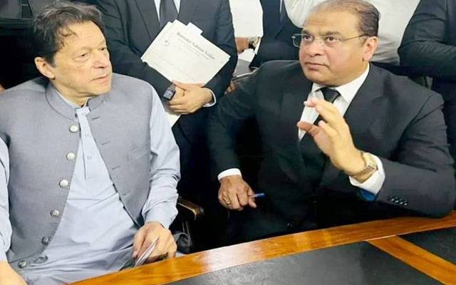 بانی پی ٹی آئی کے وکیل بیرسٹر سلمان صفدر بھی آنکھ کی بیماری کا شکار 