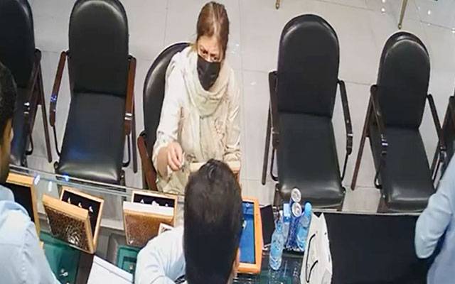 گلبرگ میں جیولری شاپ پر چوری، خاتون 42 لاکھ کی ہیرے کی انگوٹھی لے اڑی