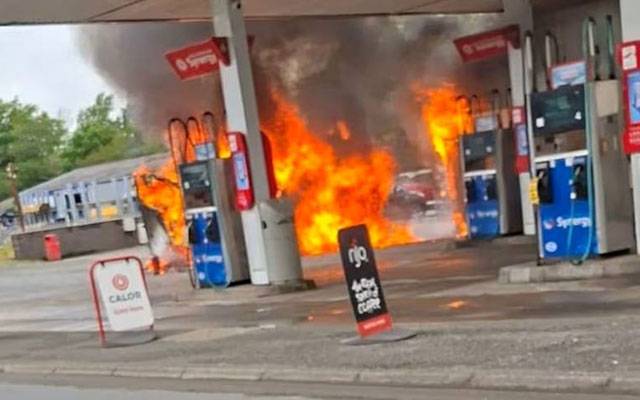 برطانیہ میں پٹرول سٹیشن پر آگ بھڑک اٹھی سڑک کو عارضی طور پر بند کر دی گئی