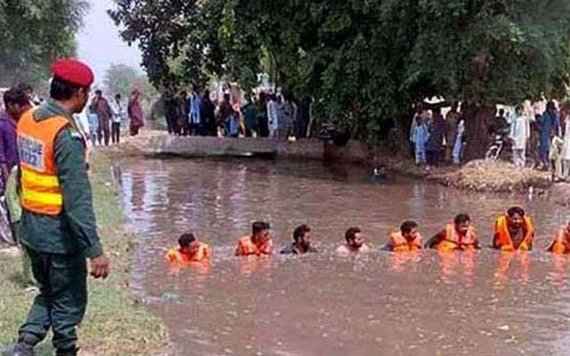 ہربنس پورہ میں نہر میں4سالہ بچہ ڈوب گیا۔ریسکیو ٹیم نے بچے کو نہر سے نکال لیا
