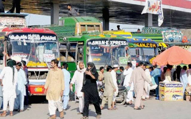عید تعطیلات کے بعد لاہور واپسی کا رش، بس اڈوں اور ٹرمینلز پر مسافروں کا ہجوم