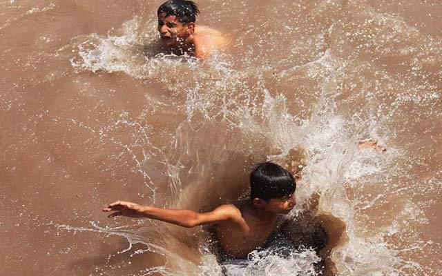 نہر میں نہانے والوں کی شامت۔۔ ڈبکیاں مارنے والے 35 افراد گرفتار 