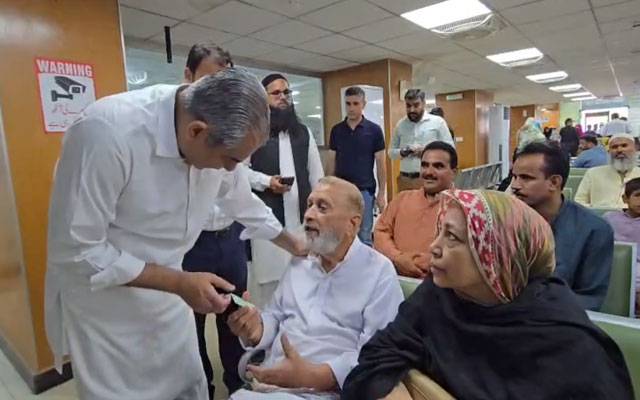 کراچی: وزیرداخلہ محسن نقوی کا نادرا میگا سنٹر کا اچانک دورہ، شہریوں کیلئے سہولتوں کا جائزہ لیا 