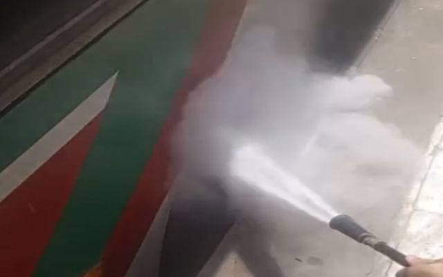 کلمہ چوک کے قریب میٹرو بس میں آگ، تمام مسافر محفوظ