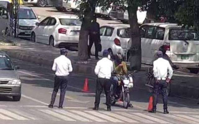   لاہور میں آج کم عمر اور بغیر لائسنس ڈرائیورز کے خلاف خصوصی کریک ڈاؤن، جنرل ہولڈ اپ کا اعلان