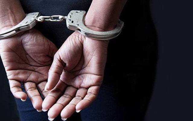 سبزی کی آڑ میں منشیات فروشی کرنے والے 2 ملزمان گرفتار، 2 کلو سے زائد چرس برآمد
