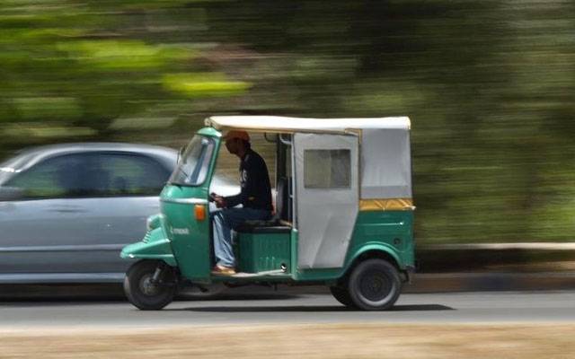 لاہور میں رکشوں میں پینک بٹن اور کیو آر کوڈ کی تنصیب شروع