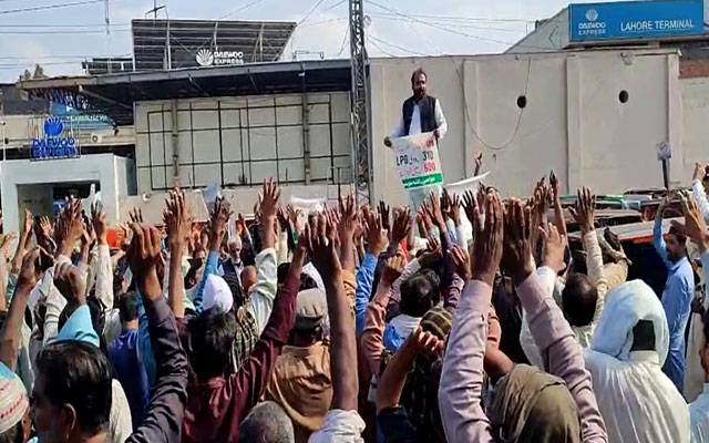 ایل پی جی مہنگی، سینکڑوں رکشہ ڈرائیور سڑکوں پر نکل آئے، ڈی سی آفس کے گھیراؤ کی دھمکی
