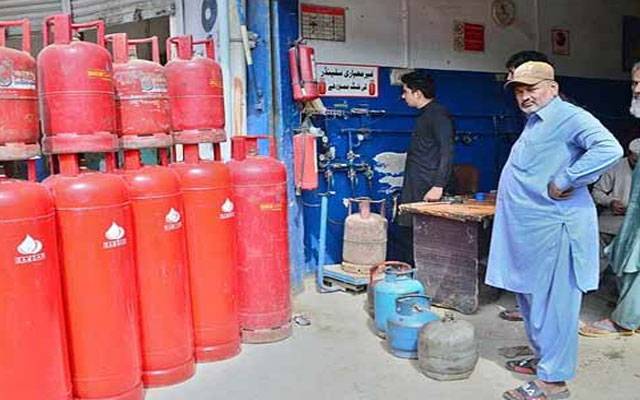 گیس بحران شدت اختیار کر گیا، شہری مہنگی ایل پی جی خریدنے پر مجبور
