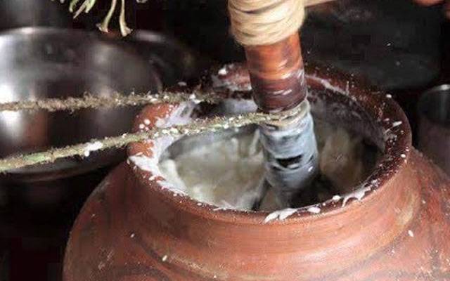 تپتی دھوپ اور لو کا توڑ، لاہوریوں کیلئے چاٹی کی لسی فیورٹ بن گئی