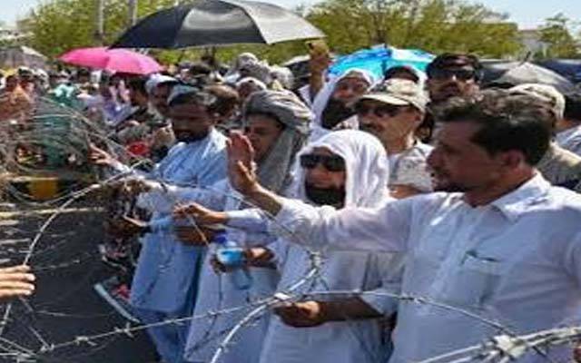 تنخواہوں اور پنشن میں اضافہ کیلئے ایم سی ایل ملازمین کا پنجاب اسمبلی کے باہر احتجاج