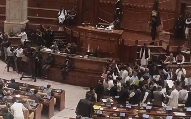 پنجاب اسمبلی بجٹ؛ اپوزیشن کا سپیکر ڈائس اور وزیر اعلیٰ کے سامنے احتجاج