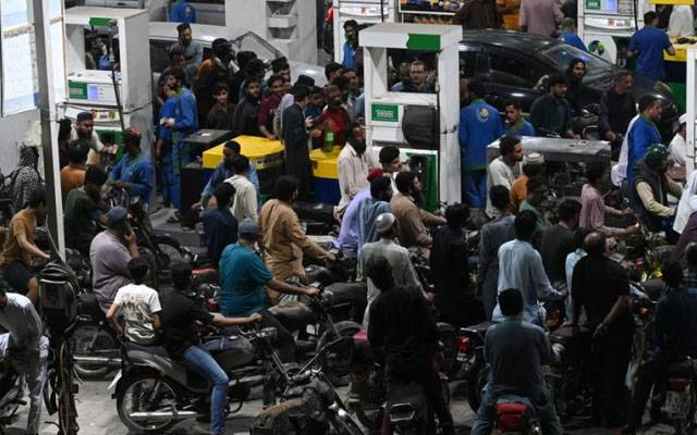 پیٹرول سستا ہونے کی امید، عوام کی نظریں حکومتی اعلان پر