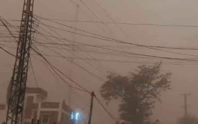 شہر لاہور میں  آندھی ،گرمی کا زور ٹوٹ گیا 