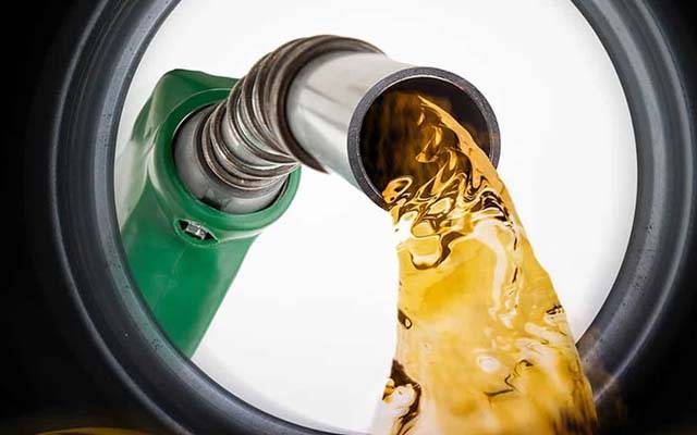 عوام کیلئے بڑا ریلیف؛ پیٹرول 74 روپے جبکہ ڈیزل 67 روپے سستا کردیا گیا 