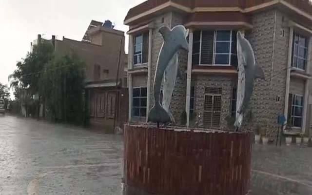 نارووال ،گوجرانوالہ اور ملتان میں تیز آندھی کیساتھ موسلادھار بارش، بجلی غائب