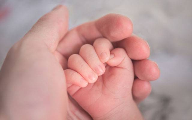  بیبی بونس کے بعد والدین کے لیے نئی مراعات متعارف