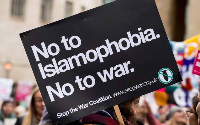  انگلینڈ میں مسلمانوں اور تارکینِ وطن مخالف جذبات میں اضافہ، تشویش بڑھ گئی 