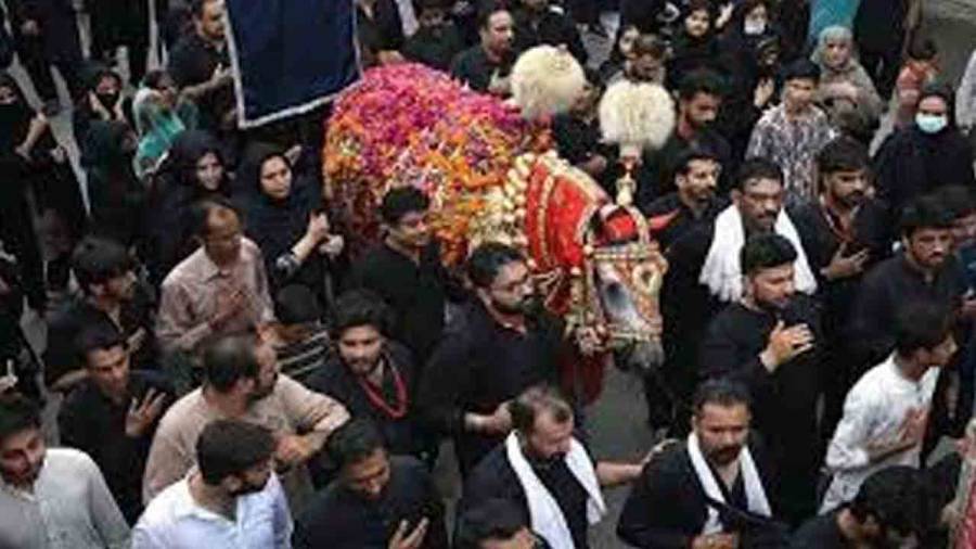 مرکزی جلوس رنگ محل پہنچ گیا