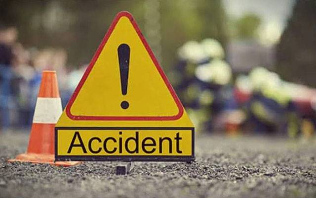 مولانا شوکت علی روڈ پر تیز رفتار کار کھمبے سے ٹکرا گئی، ایک شخص زخمی